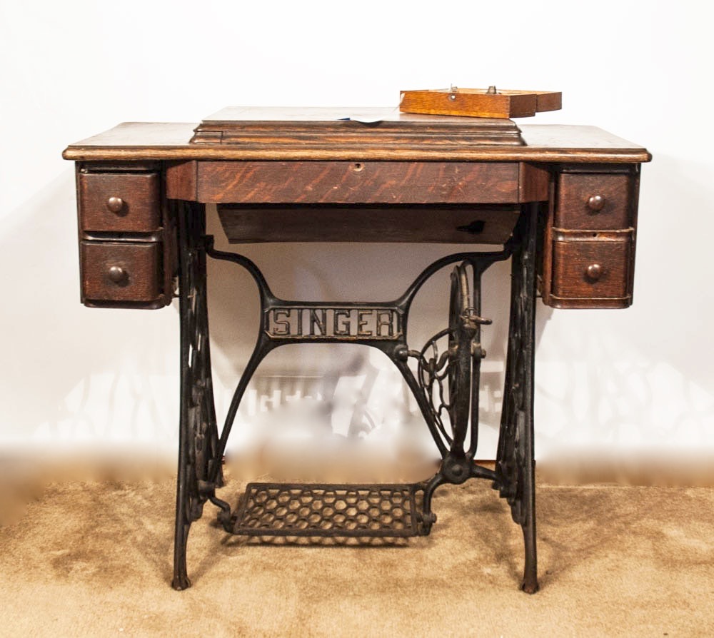 Antique Singer Treadle Sewing Machine in Oak Veneer EBTH